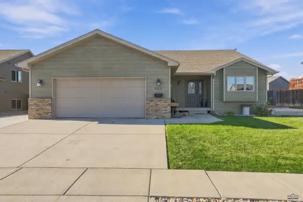 725 Copperfield Dr, Rapid City, SD 57703