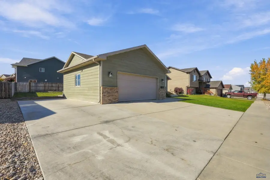 725 Copperfield Dr, Rapid City, SD 57703 - #2