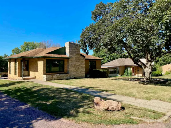 403 E 9th St, Yankton, SD 57078