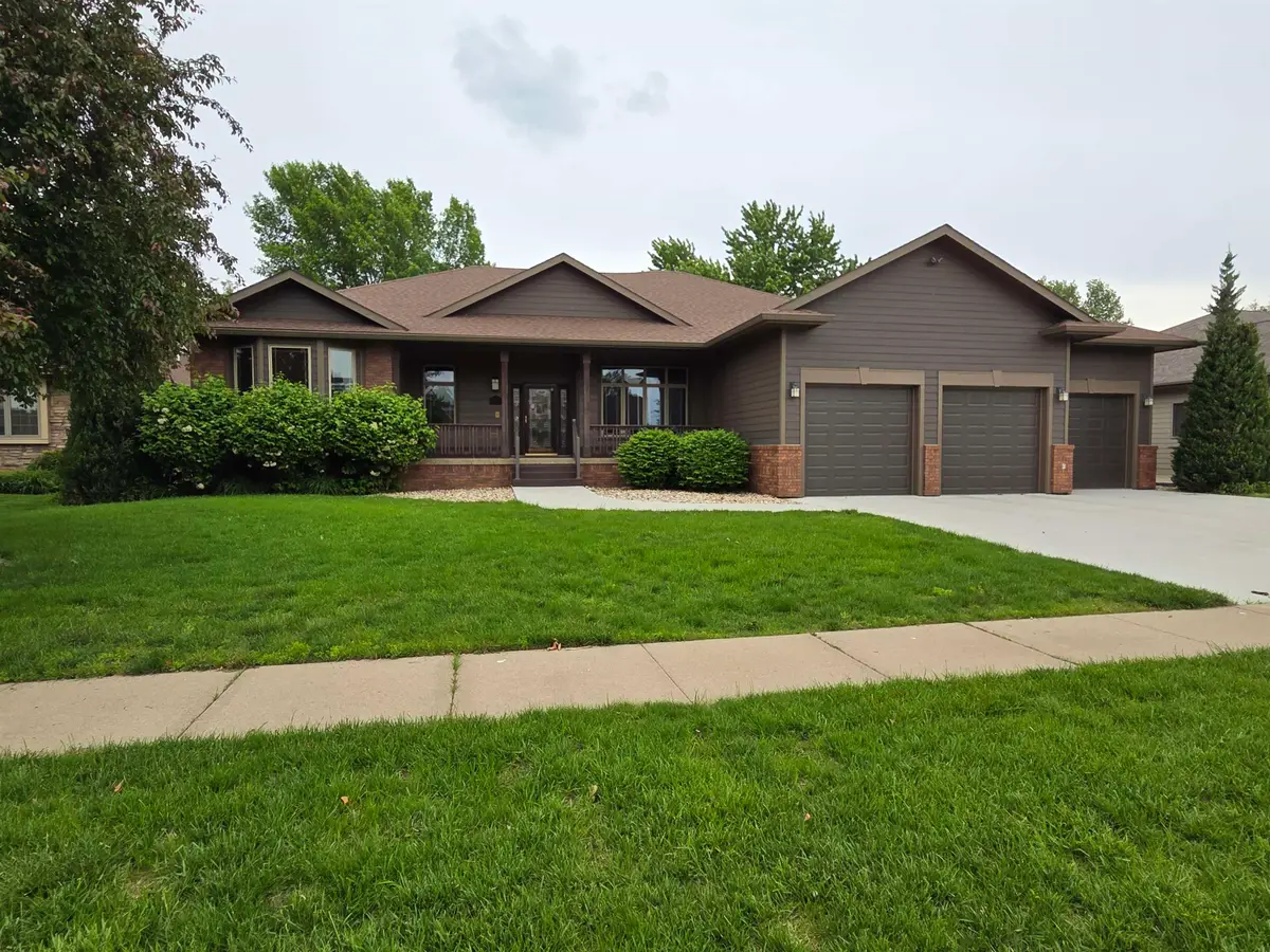 2407 Valley Rd, Yankton, SD 57078 - #1