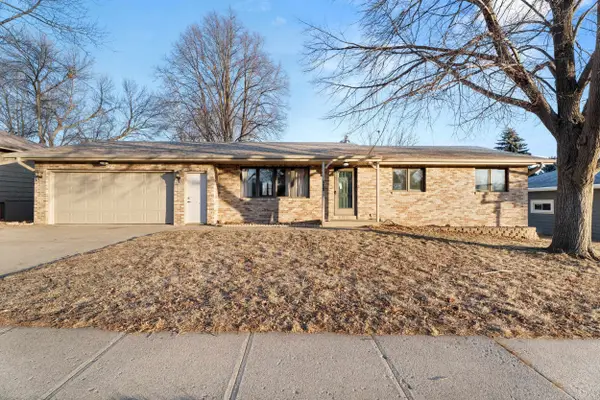 704 E 21st St, Yankton, SD 57078