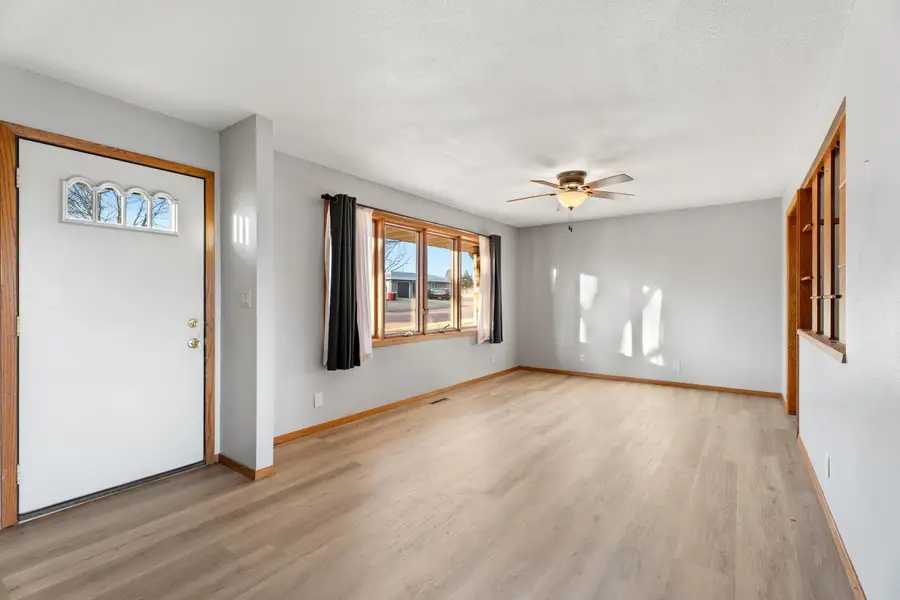 704 E 21st St, Yankton, SD 57078 - #3