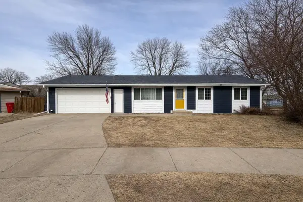 1506 Oakwood Dr, Yankton, SD 57078