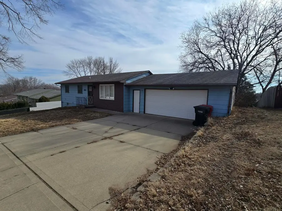 901 E 16th Street, Yankton, SD 57078 - #2