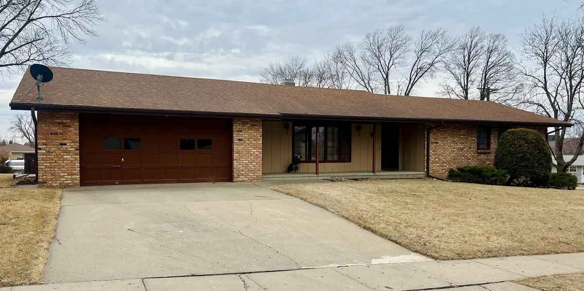 913 W 13th St, Yankton, SD 57078 - #1