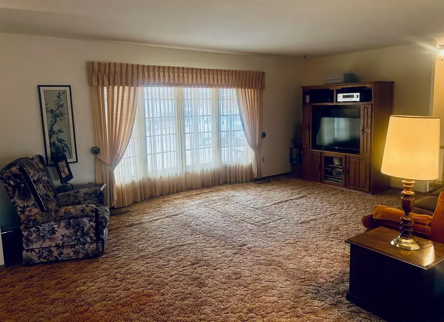 913 W 13th St, Yankton, SD 57078 - #2