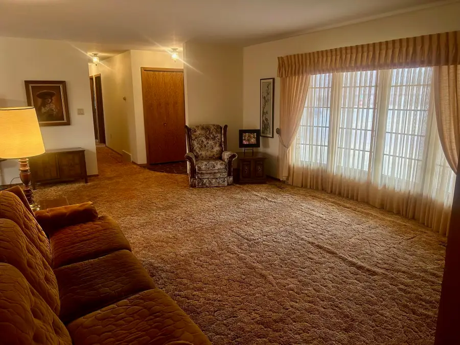 913 W 13th St, Yankton, SD 57078 - #3