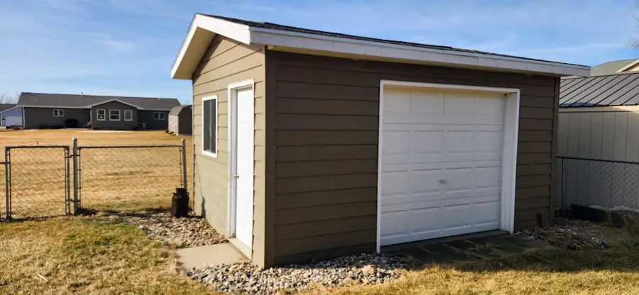 625 Sawgrass St, Yankton, SD 57078 - #3