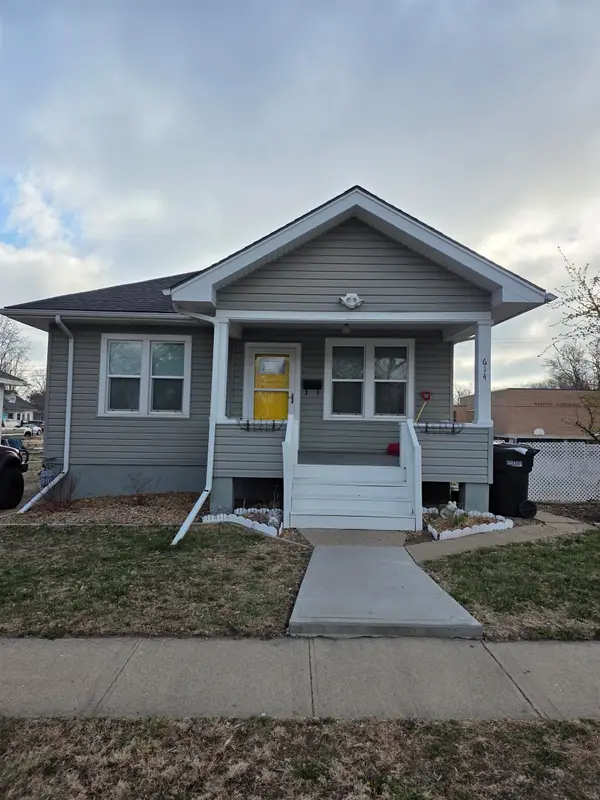 614 Pine St, Yankton, SD 57078