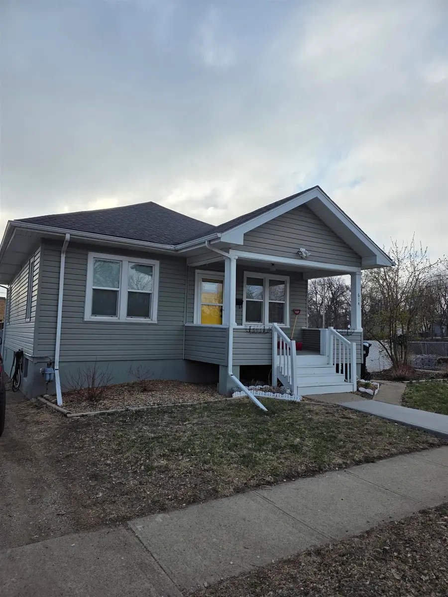 614 Pine St, Yankton, SD 57078 - #2