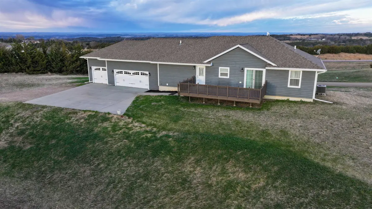 307 Nottingham Ln, Yankton, SD 57078 - #1