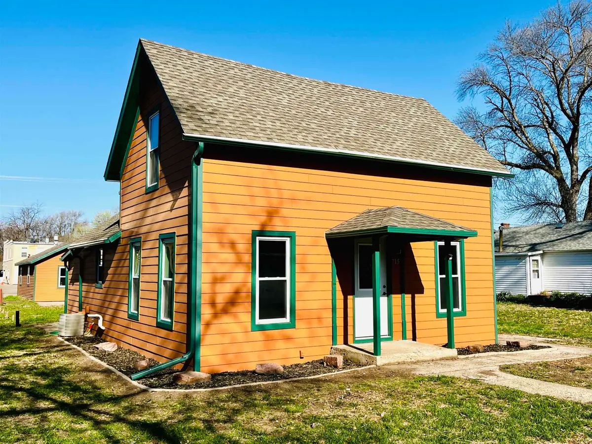 715 Capital St, Yankton, SD 57078 - #1
