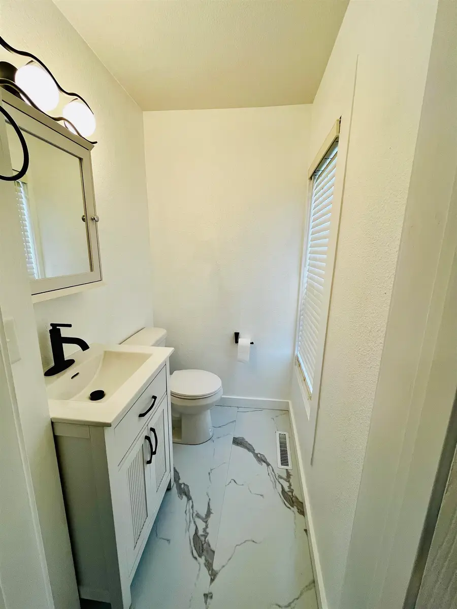 715 Capital St, Yankton, SD 57078 - #3