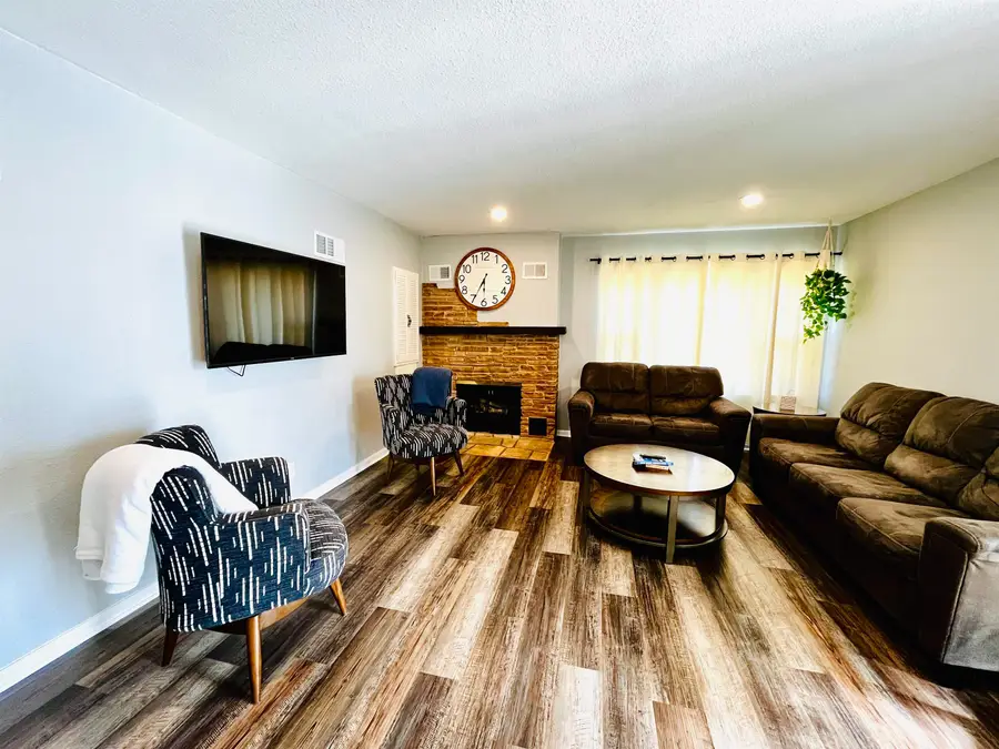 403 E 9th St, Yankton, SD 57078 - #3