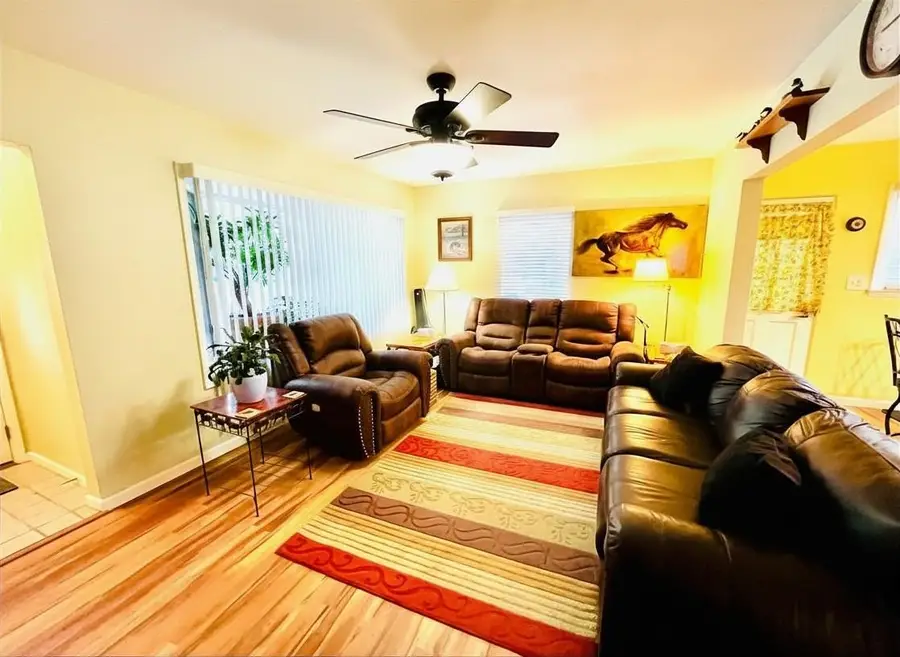 403 E 6th St, Yankton, SD 57078 - #3