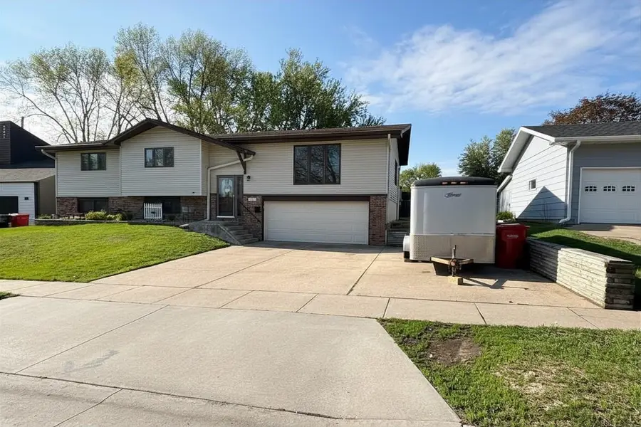 305 E 23rd, Yankton, SD 57078 - #2