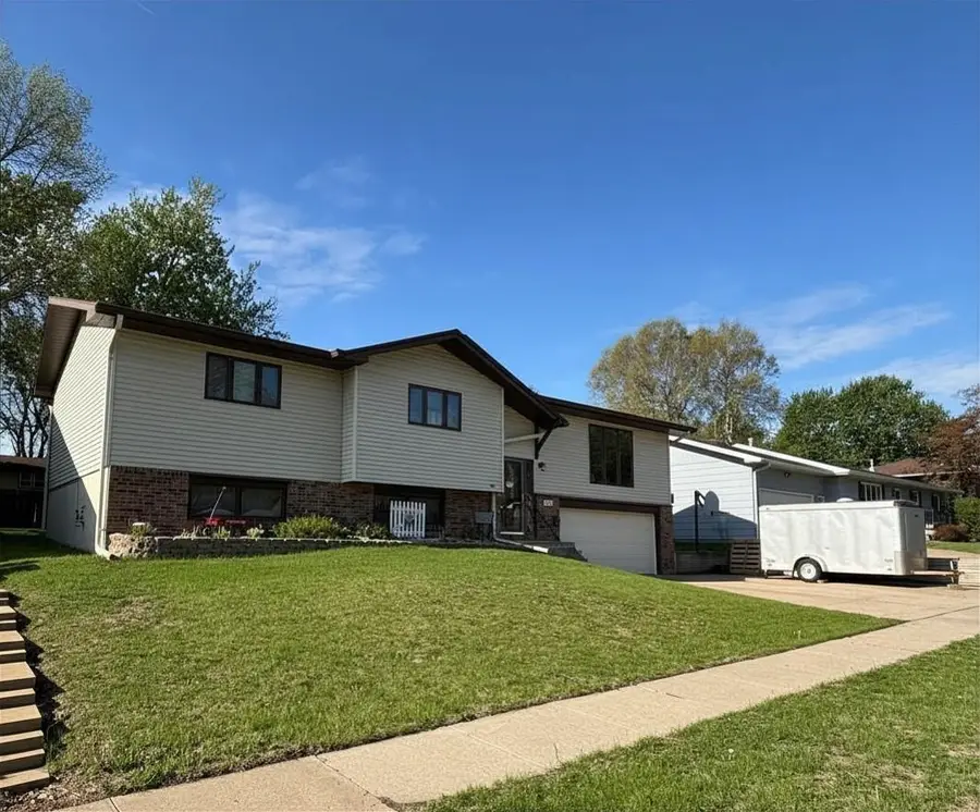 305 E 23rd, Yankton, SD 57078 - #3