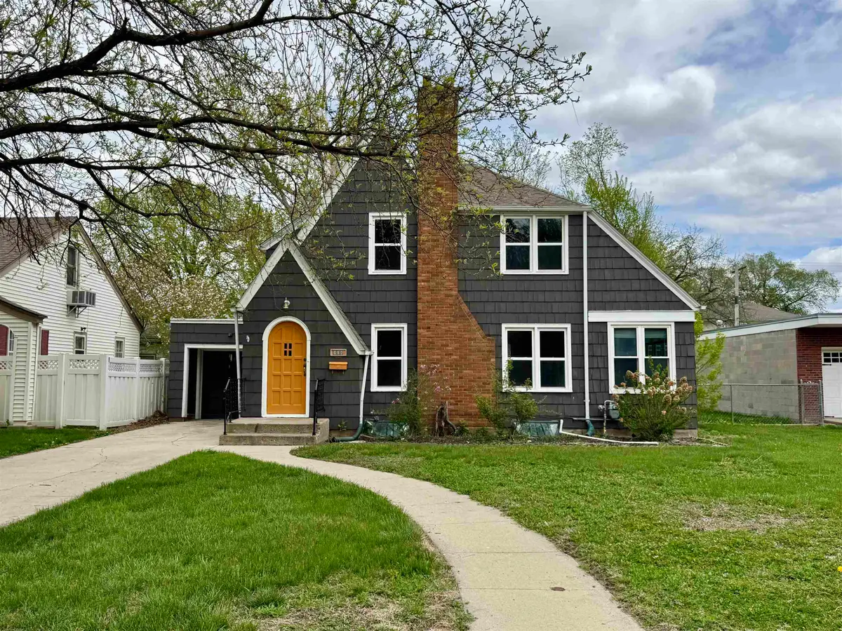 906 Pine St, Yankton, SD 57078 - #1