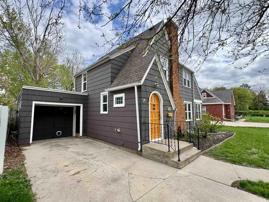 906 Pine St, Yankton, SD 57078 - #2