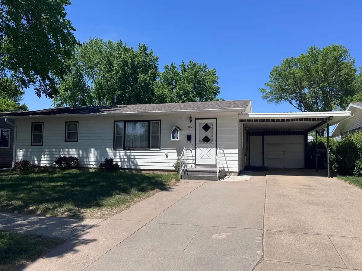 606 E 15th Street, Yankton, SD 57078 - #1