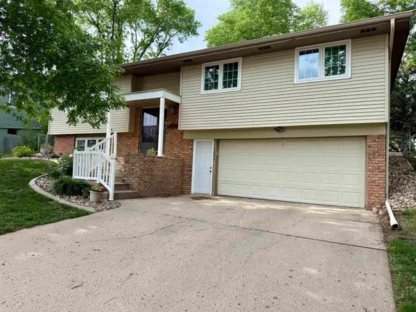 1004 E 18th St, Yankton, SD 57078