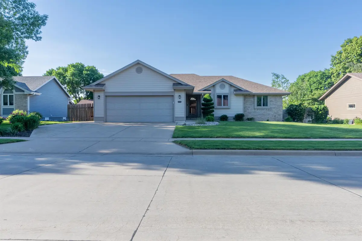 810 E 21st St, Yankton, SD 57078 - #1