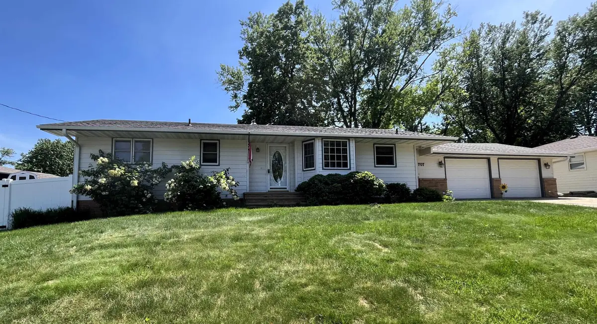 707 E 21st Street, Yankton, SD 57078 - #1