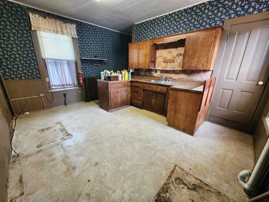 607 Douglas Ave, Yankton, SD 57078 - #3