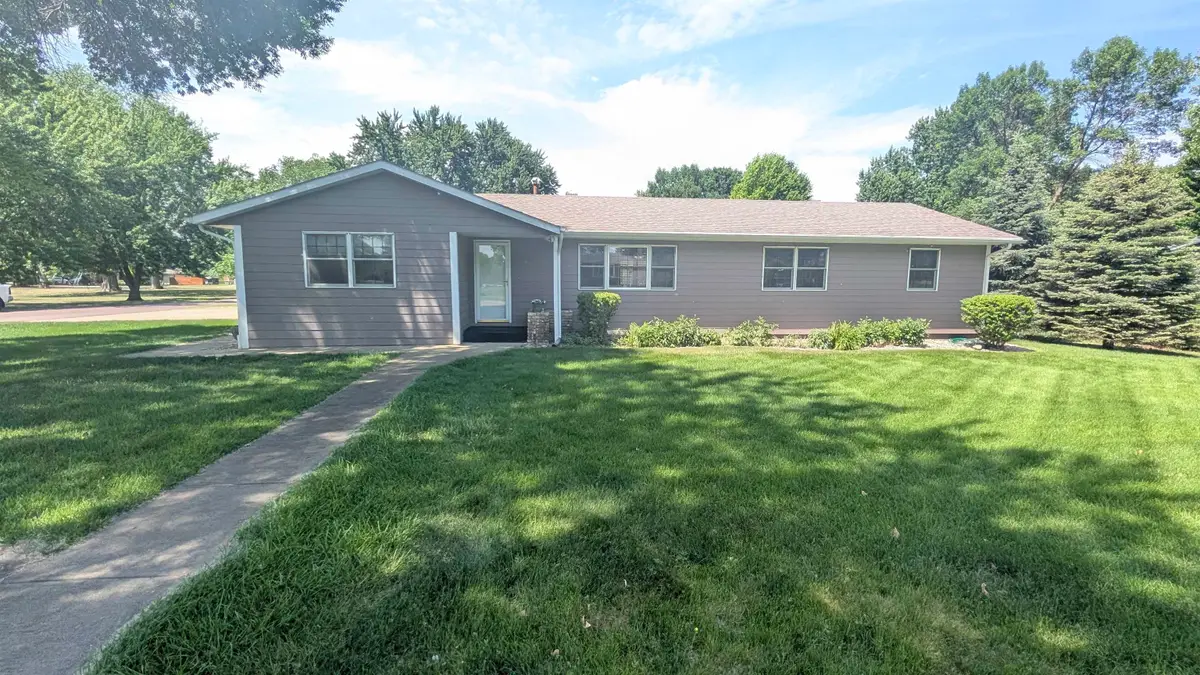 110 Cottonwood St, Yankton, SD 57078 - #1