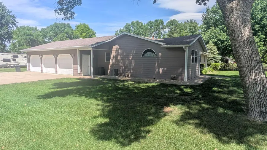 110 Cottonwood St, Yankton, SD 57078 - #3