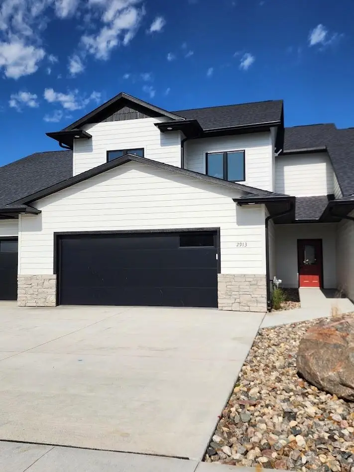 2913 Jenny Cir, Yankton, SD 57078 - #1