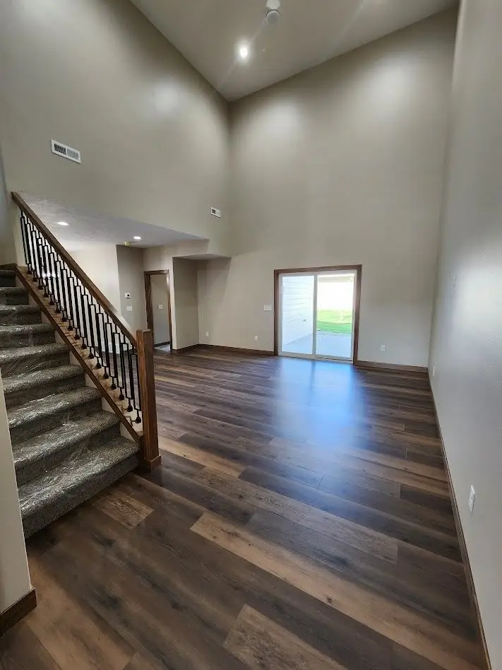 2913 Jenny Cir, Yankton, SD 57078 - #2
