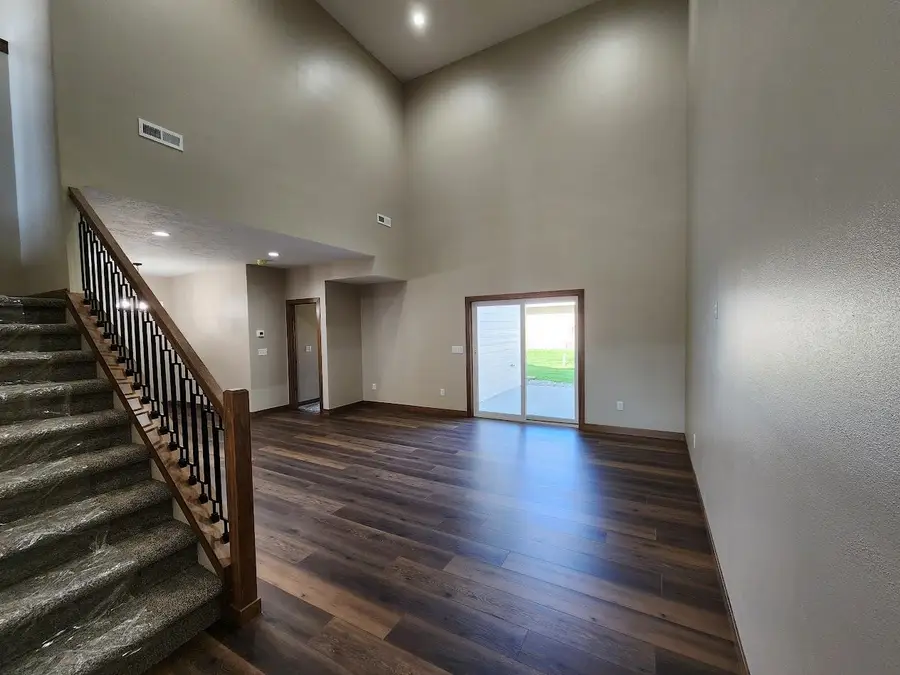 2913 Jenny Cir, Yankton, SD 57078 - #3