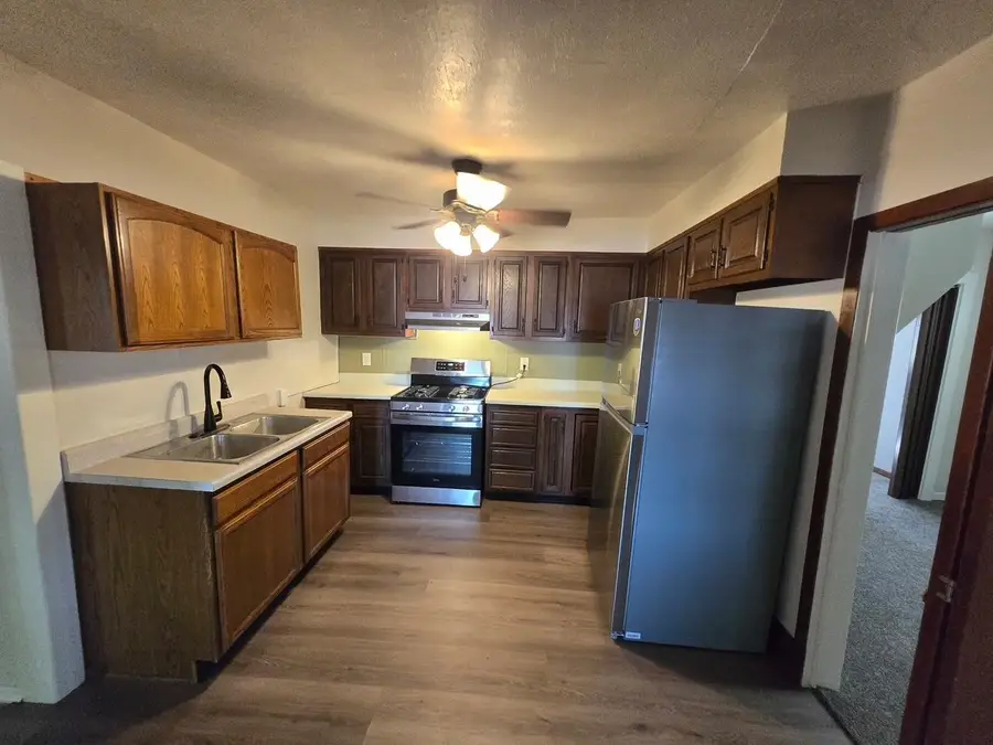906 E 11th Street, Yankton, SD 57078 - #3