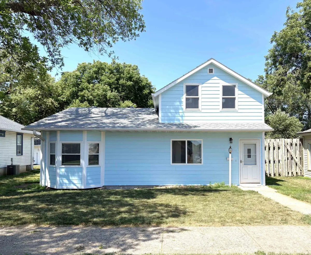711 Douglas Ave, Yankton, SD 57078 - #1
