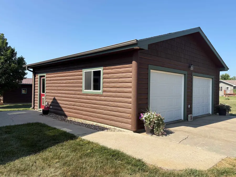 105 Spring Meadow Rd, Yankton, SD 57078 - #3