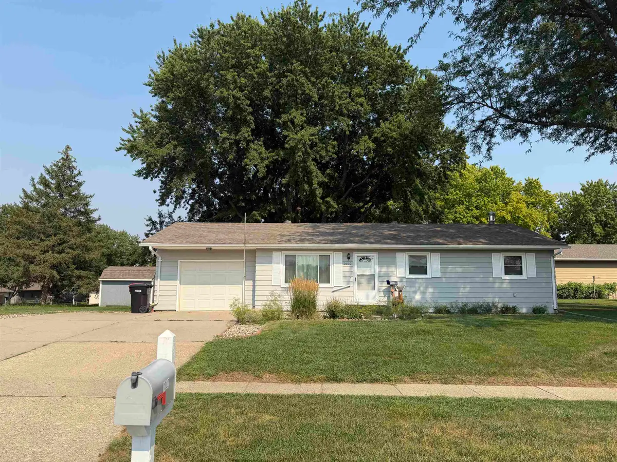 1002 Jackson St, Yankton, SD 57078 - #1