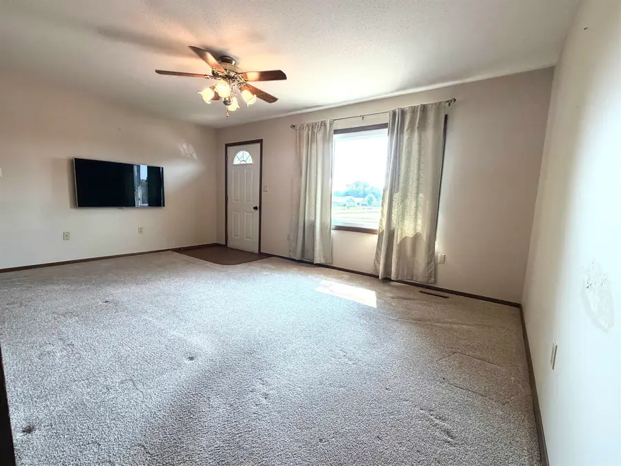 1002 Jackson St, Yankton, SD 57078 - #2