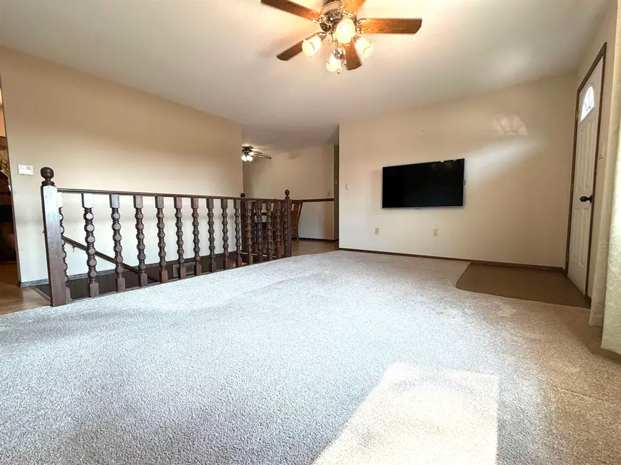 1002 Jackson St, Yankton, SD 57078 - #3