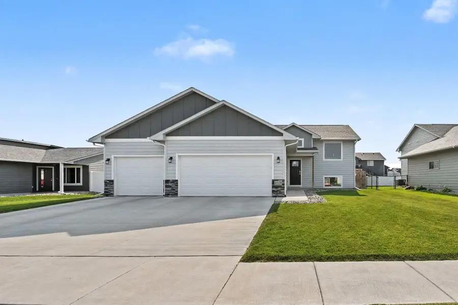 2520 Trevor Ave, Yankton, SD 57078 - #2