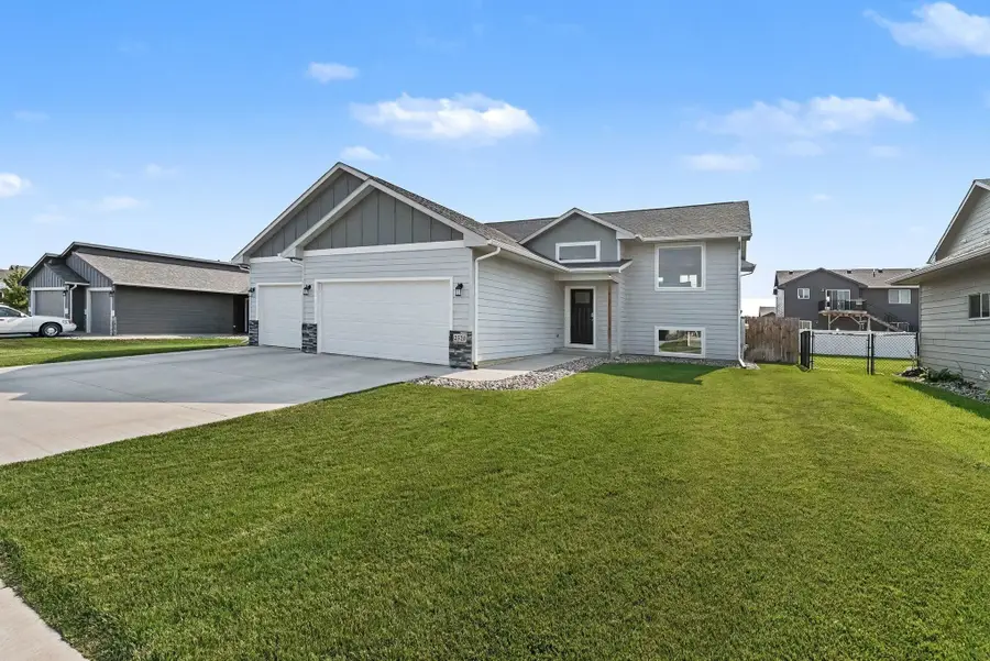2520 Trevor Ave, Yankton, SD 57078 - #3