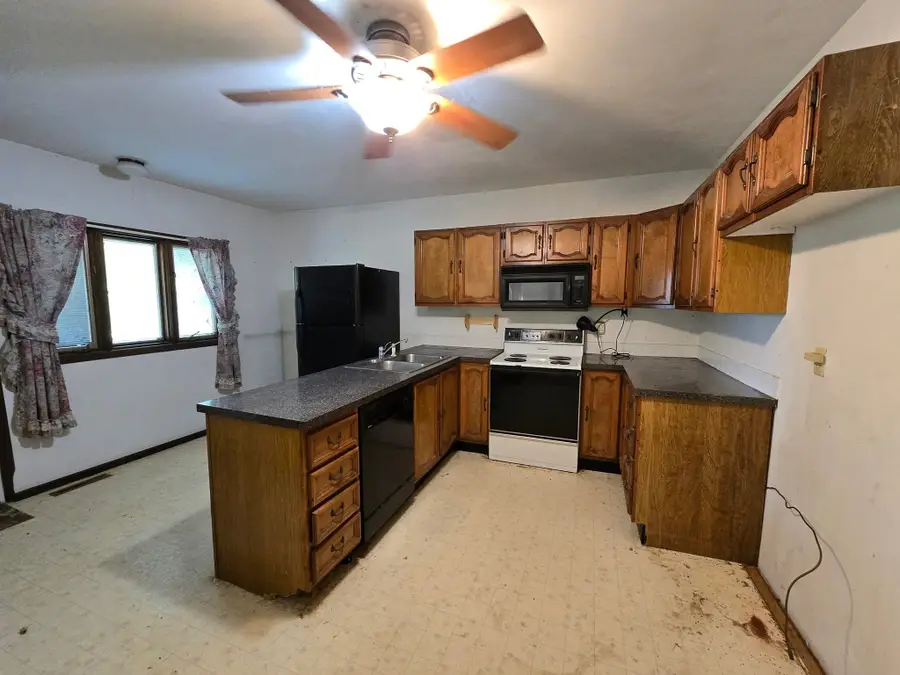 301 W 11th Ave, Tyndall, SD 57066 - #3
