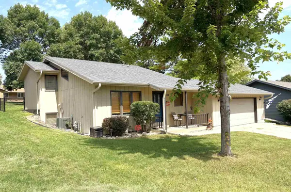 906 E 17th St, Yankton, SD 57078