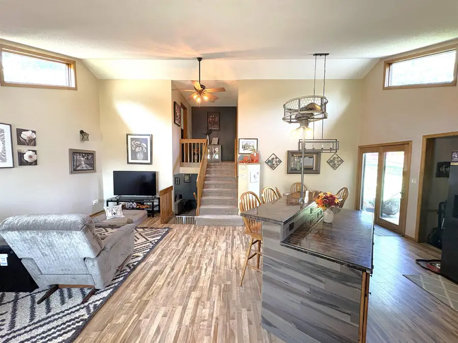 906 E 17th St, Yankton, SD 57078 - #3
