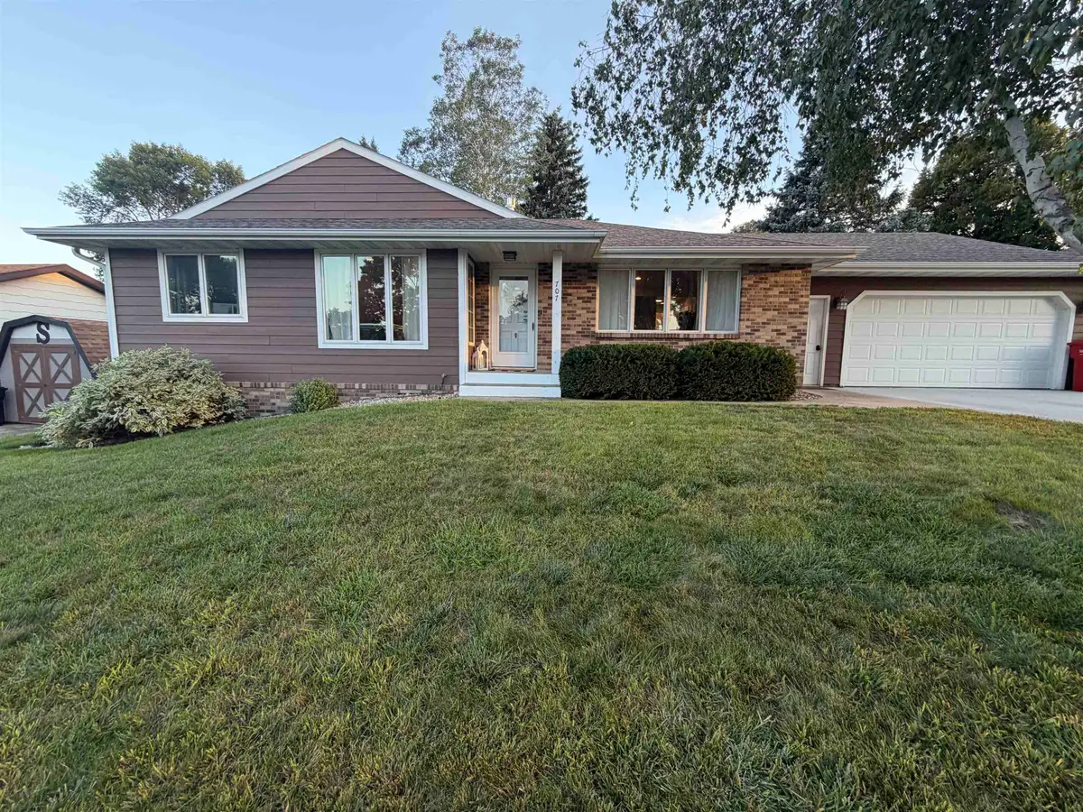 707 Burgess Rd, Yankton, SD 57078 - #1