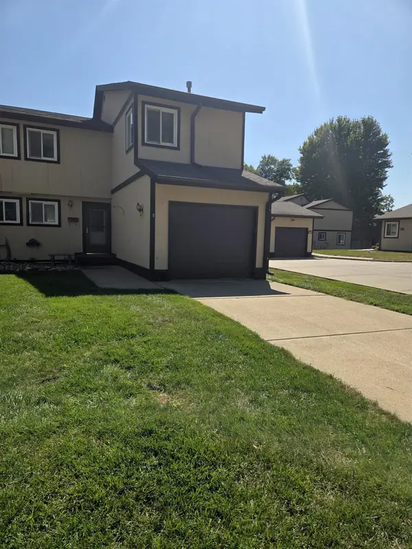 1403 Oakwood Drive #5, Yankton, SD 57078