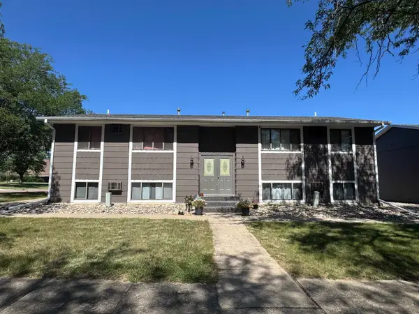 302 Bunker Ln, Yankton, SD 57078