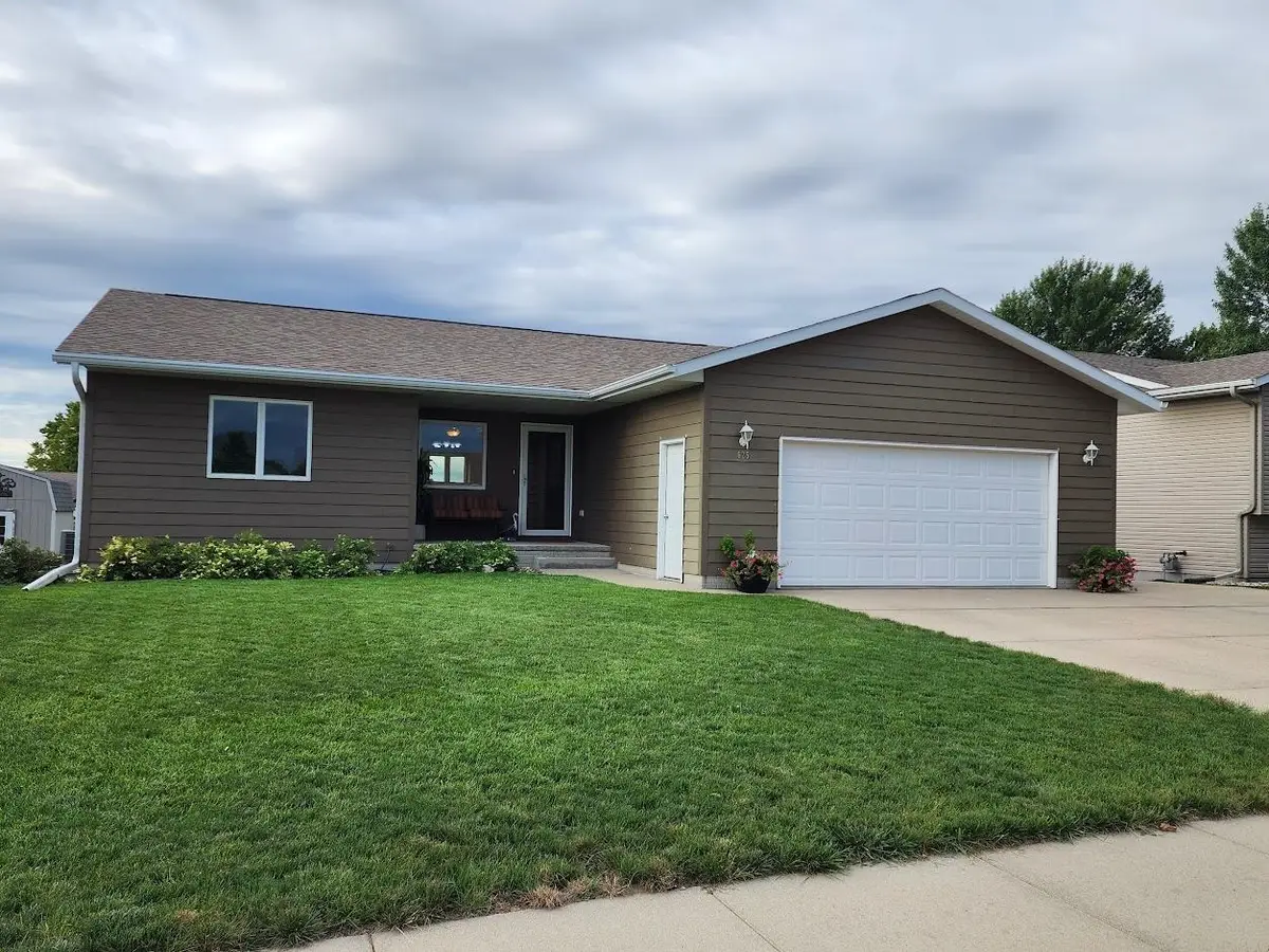 625 Sawgrass St, Yankton, SD 57078 - #1