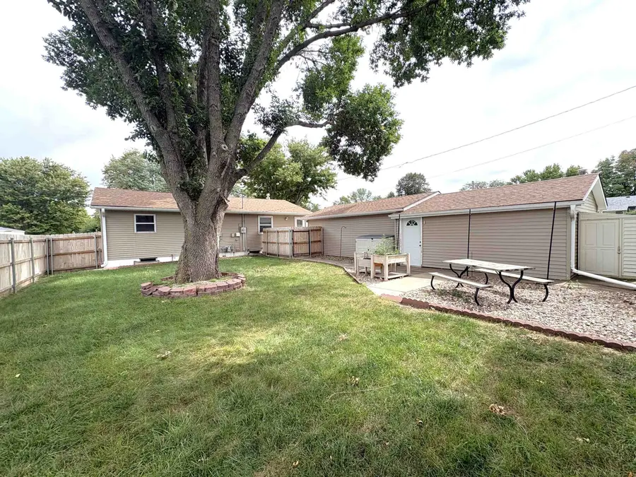 207 Anchor Dr, Yankton, SD 57078 - #2