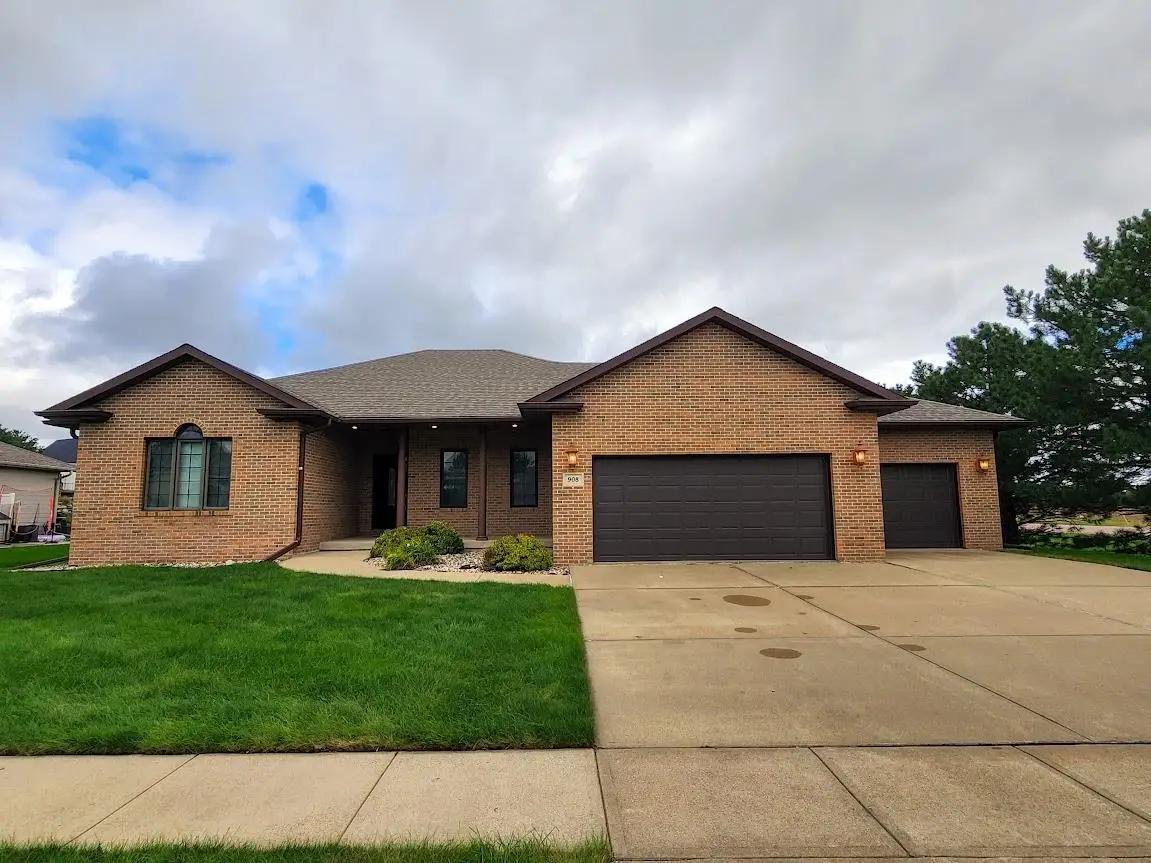 908 Hillcrest Grand Ave, Yankton, SD 57078 - #1